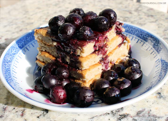 PANQUECA DE BANANA COM CALDA DE BLUEBERRY